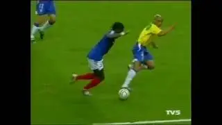Bernard Mendy outpaces Roberto Carlos - France vs Brazil