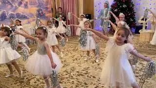 ТАНЕЦ СНЕЖИНОК СТАРШАЯ ГРУППА 