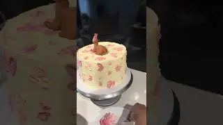Cake decorating&hellip; simple buttercream magic #cake #cakedesign #buttercreamcake #fypシ 