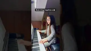 6 years old showing her joy while playing the piano 👧🏻💕🎶#musicalkids #piano #kidmusician