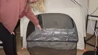 Эта портативная детская кроватка вмещает ДВУХ малышей!