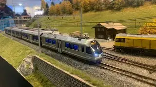 Messeanlage von Bemo in Friedrichshafen: RhB Capricorn, Gmf 4/4, Ge 6/6 I & Ge 6/6 II