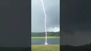 Lightning Strikes water #naturalphenomena #weather #rain #naturalhazard #extremeweather #sapporo