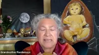 Бабушка Флордемайо читает молитву в день зимнего солнцестояния.