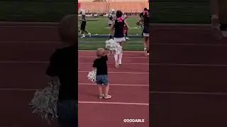 Малыш болеет на футбольном поле с сестрой!📣 #шорты