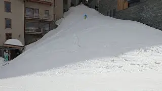 Green LINK from Tignes 2100 to Chaudannes lift called CENTRE - SLOPE AT THE END! - Apr 2023