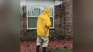 Using a FOAM CANNON on a 2 story house another day in (BR.Louisiana) 🤘🏿💪🏿💯
