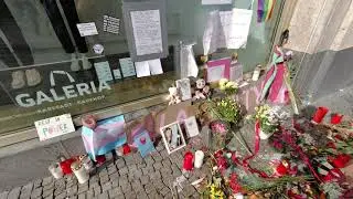 Цветов и свечей на месте самосожжения транс-женщины на Александерплац в Берлине всё больше