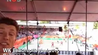 Bas van de Goor als NOS Reporter bij het WK Beachvolleybal 2