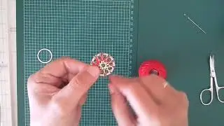 3 tolle Zwirnknöpfe, gleiche Farben, gleiches Muster, gleiche Größe und doch unterschiedlich.