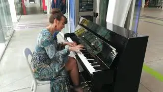 Phamie Gow pianist and composer performs original piano composition in Montpellier train station