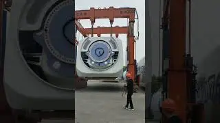 The hydraulic gantry crane is lifting the wind chamber.