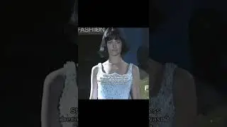 Shalom Harlow for #Versace FW1995. #runway #model #fashion #catwalk #supermodel #90s #viral