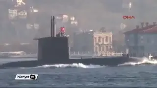 Russian navy ship encounters Turkish submarine passing through the &Ccedil;anakkale