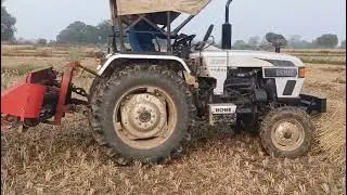 ट्रेक्टर से धान की कटाई 