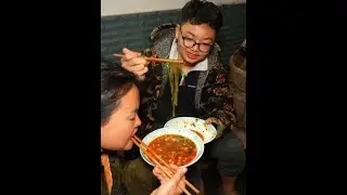 俩娘母走完人户回家半夜饿了，煮一碗热乎乎的酸辣粉解馋，现在10包酸辣囤货装有活动哟，喜欢的朋友可以看看#酸辣粉丝 #美食分享 #宵夜美食