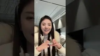 叶总与吉连(12)：吉连陪宝宝玩说话，宝宝吸着奶嘴看妈妈，妈妈逗宝宝好开心。