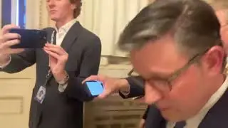 Майк Джонсон уклоняется от вопросов о синяке на левой руке Трампа в Давосе.