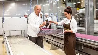 Handgesch&ouml;pfte Schokolade Produktion bei Zotter &ndash; Schicht f&uuml;r Schicht aufgestrichen