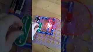 Pokus lampa a vrtule um&iacute;stěn&eacute; paralelně