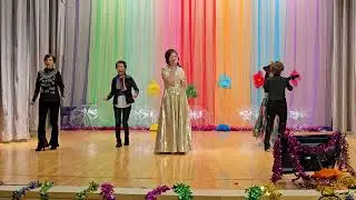 (舞女)Lily師姐演唱眾歌手伴舞，阮萍主席錄影，花蕾昇萍歌舞協會舉辦，香港太和鄰里社區會堂，2025年12月28日