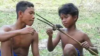 Modern Primitive Technology!! Caching Eels by Bamboo Spear Cooking Eel and eating deliciou