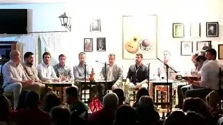Las manos entrelazadas