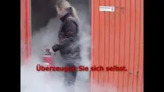 Feuer löschen mit Pulver+Schaumfeuerlöscher im Innenbereich