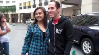 Simple Plan in Bras&iacute;lia - Chuck taking photos with fans