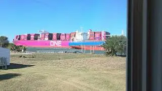 20260115_Two Container Ships Pass at High Speed