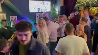 Off the Grid playing Seven Nation Army at Ronnie's bar in Warwick