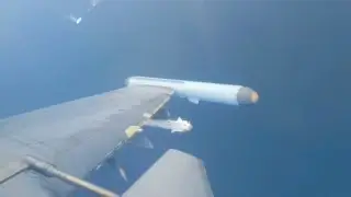Су-30 атакует бомбами морской дрон Украины