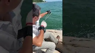 Este chico tiene una forma de pescar incre&iacute;ble 👏