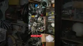 Banyak sekali barang antik dan sparepart motor disini