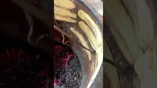 How to bake bread in a manual clay oven #shorts