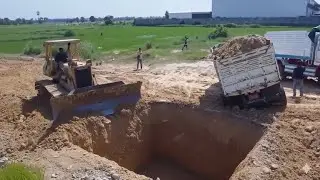 Start new Project !! Construction workers work on the ground while the ground is collapsing.