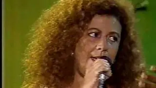 Beth Carvalho e Roberto Ribeiro cantam 