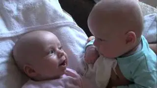 Twins Merle and Stijn talking to each other oftewel: Stijn en Merle babbelen er op los!