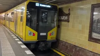 Berlin BVG u-bahn Zug HK 2000 avg&aring;r FehrbellinerPlatz. #subwaytrain #berlin