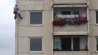 Pracovn&iacute;k-horolezec na panel&aacute;ku