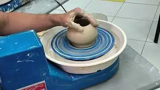 Making pottery with one hand on the wheel Изготовление гончарных изделий одной рукой 28.10.2025