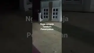 penampakn terekam jelas di depan ruko yang sepi