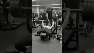 145kg Benchpress with unwanted assist, @80kg set 5 #naturalathlete #chestday #rawbenchpress
