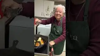 Моя итальянская бабушка готовит яичные рулетики!
