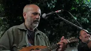 Κωστής Αβυσσηνος Σφακιανακης παίζει μαντολίνο