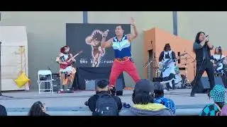 Marco piño cantando junto a la gente pegasus fantasy 