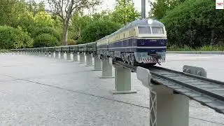 Stunning HO Scale Train U-turning With Passenger Wagons Up And Down The Elevated Track
