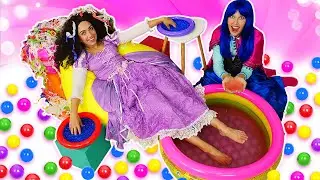 The princesses pretend to play spa salon for friends. Playing with the baby doll & toys for kids.