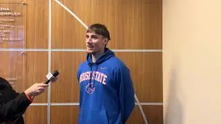 Центровой команды Boise State Дрю Филдер беседует перед началом матча конференции против Невады в...