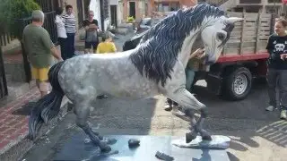 TALLADO EN MADERA DE UN CABALLO A TAMAÑO NATURAL por Rafael Sànchez Garcìa